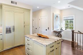 Seventh & Shore Stylish Seal Beach Home w/ Elevator, Fireplace + Bold 