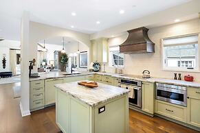Seventh & Shore Stylish Seal Beach Home w/ Elevator, Fireplace + Bold 