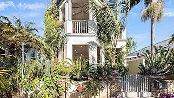 Seventh & Shore Stylish Seal Beach Home w/ Elevator, Fireplace + Bold 