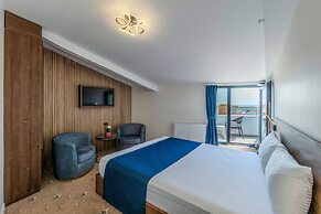 Airport Waves Hotel