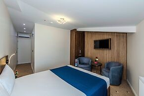 Airport Waves Hotel