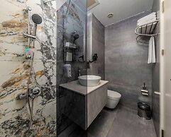 Airport Waves Hotel