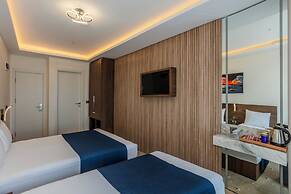 Airport Waves Hotel