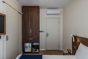 Airport Waves Hotel