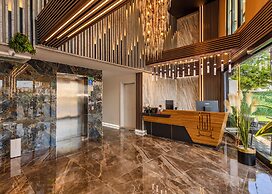 Airport Waves Hotel