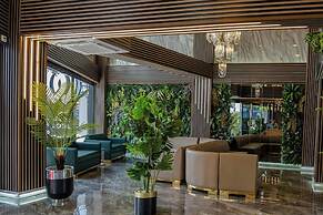 Airport Waves Hotel