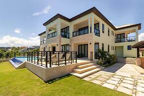 Panoramic Cliffside Luxe Villa