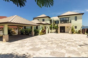 Panoramic Cliffside Luxe Villa