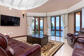 Luxury Oceanfront Villa in Tower Isle