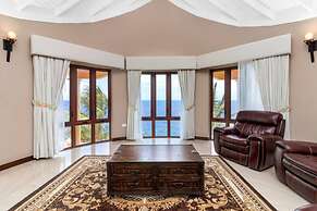 Luxury Oceanfront Villa in Tower Isle