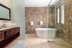 Luxury Oceanfront Villa in Tower Isle