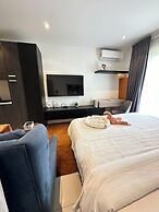 Easy Stay at the Lennox