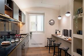 Arts & Crafts Apartments