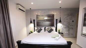 Gallery Luxury Suites by Cozy