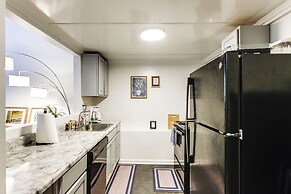 7 Mi to Dtwn: Charming Couple's Cove in Cincinnati