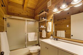 Covered Deck, Private Acreage: Log Cabin in Pine