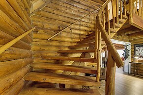 Covered Deck, Private Acreage: Log Cabin in Pine