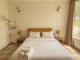 Modern 2BR w Pool Near Candolim and Coco Beach