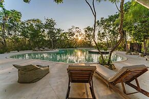 Anana Yaaxlum 105 S Oasis Pool and Jacuzzi