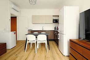 1-Bed apartment with balcony near subway