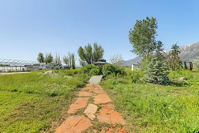 Sierra Nevada Mtn Views: Gardnerville Getaway