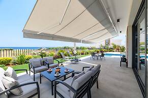 By The Beach - Emerald Seaview Villa