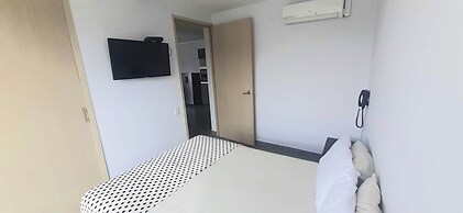 Cold AC fast Wi-Fi great location