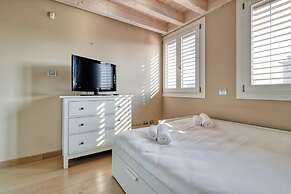 Elegant apt with parking and balcony