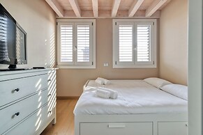 Elegant apt with parking and balcony