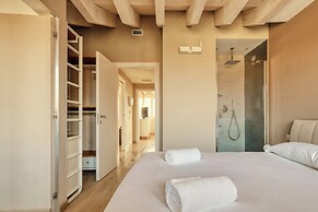 Elegant apt with parking and balcony