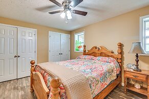 6 Mi to Lake Liberty: Pet-friendly Home w/ Yard