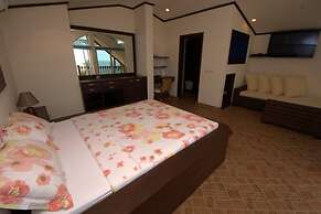 Beachfront Oasis With Private Pool and Jacuzzi on Samui's Bang Por Bea