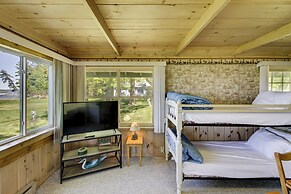 Hackensack Waterfront Retreat on Tenmile Lake