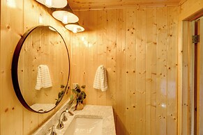 Hackensack Waterfront Retreat on Tenmile Lake