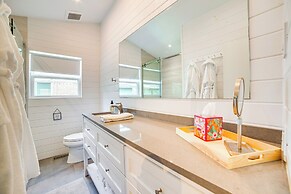 Waterfront Gem on Cedar Creek Lake w/ Deck + Games