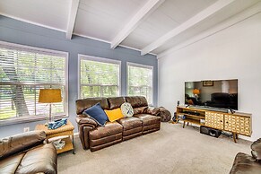 Waterfront Gem on Cedar Creek Lake w/ Deck + Games