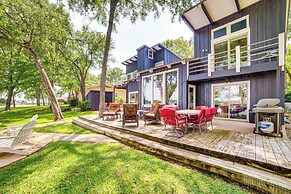 Waterfront Gem on Cedar Creek Lake w/ Deck + Games