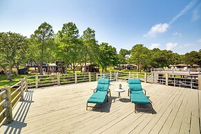 Waterfront Gem on Cedar Creek Lake w/ Deck + Games