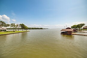 Waterfront Gem on Cedar Creek Lake w/ Deck + Games