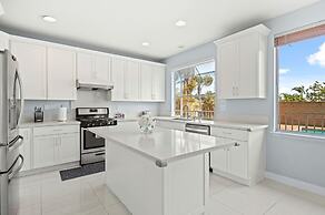 Bright Designer Home w Pool Near Everything