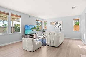 Bright Designer Home w Pool Near Everything