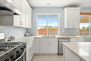 Bright Designer Home w Pool Near Everything