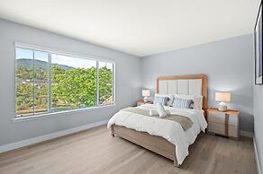 Bright Designer Home w Pool Near Everything