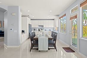 Bright Designer Home w Pool Near Everything