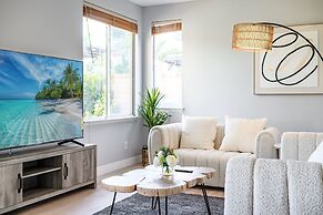 Bright Designer Home w Pool Near Everything