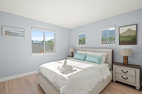 Bright Designer Home w Pool Near Everything