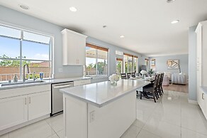 Bright Designer Home w Pool Near Everything