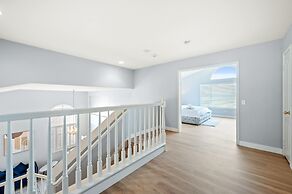 Bright Designer Home w Pool Near Everything