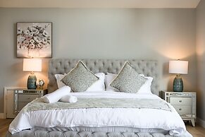 Bright Designer Home w Pool Near Everything