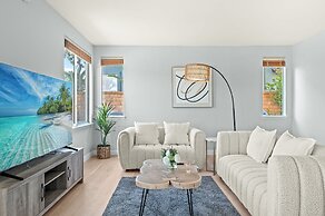 Bright Designer Home w Pool Near Everything